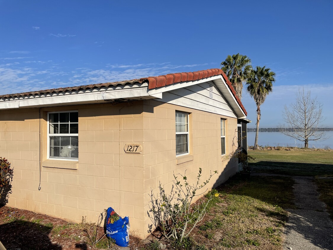 1217 Exterior - 1225 W Pierce St