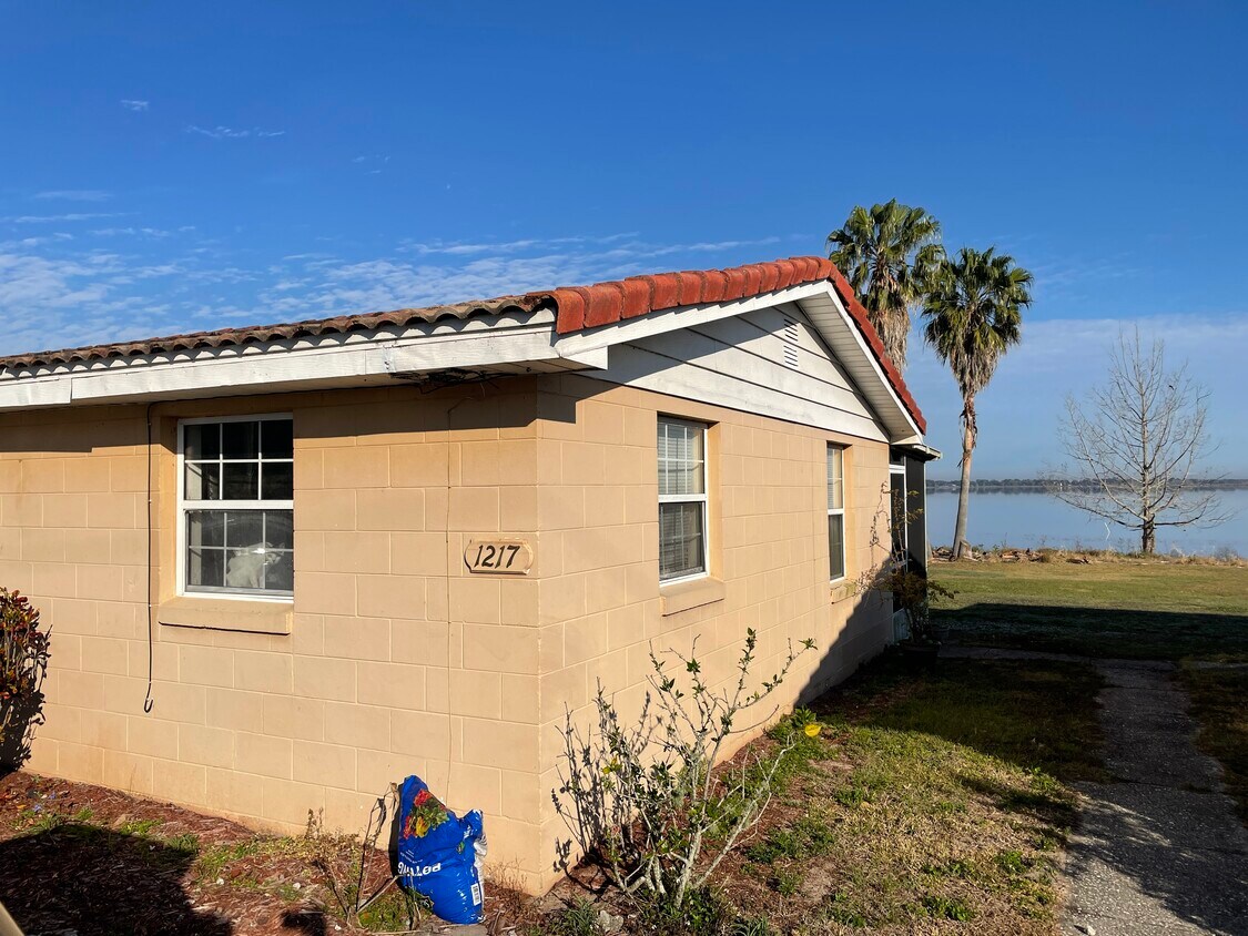 1217 Outside - 1225 W Pierce St