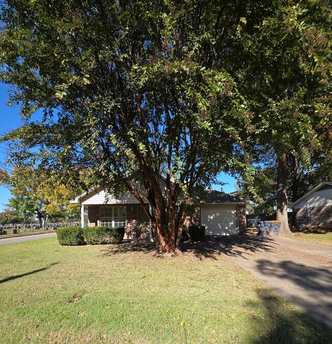 Building Photo - 401 E 11th St