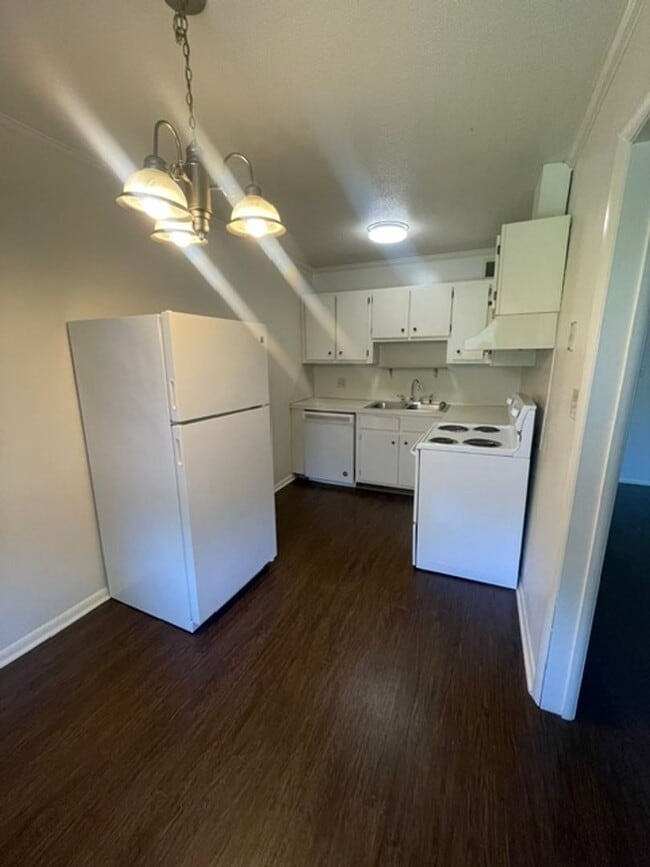 Building Photo - Perfect One Bedroom by Silas Creek