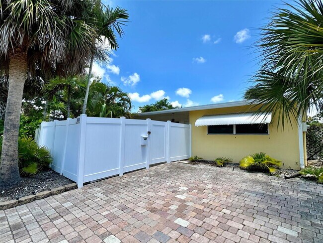 Building Photo - 1121 SW 12th Ct