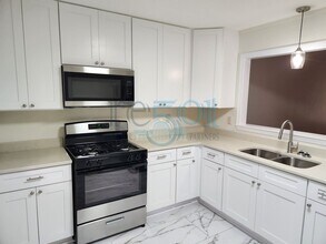 Building Photo - 200-202 N Elm