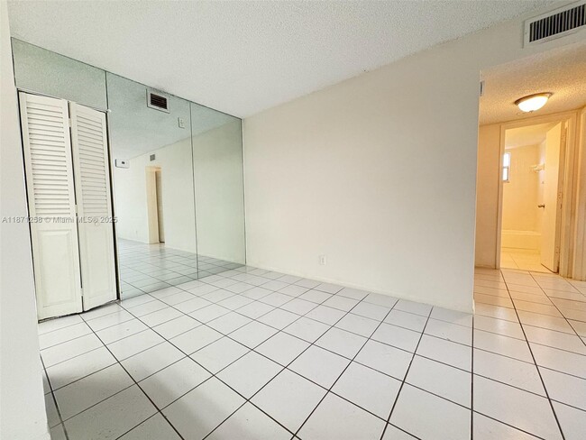 Foto del edificio - 704 Gardens Dr