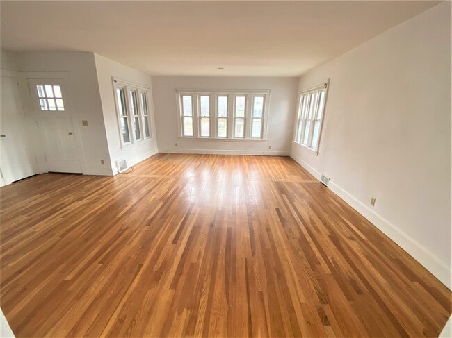 Building Photo - 105 Helen St