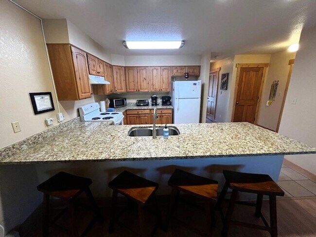 Foto del edificio - Long Term Rental- Lagoon Townhomes 720D
