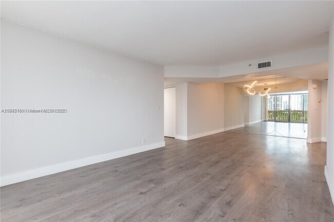 Foto del edificio - 1000 W Island Blvd