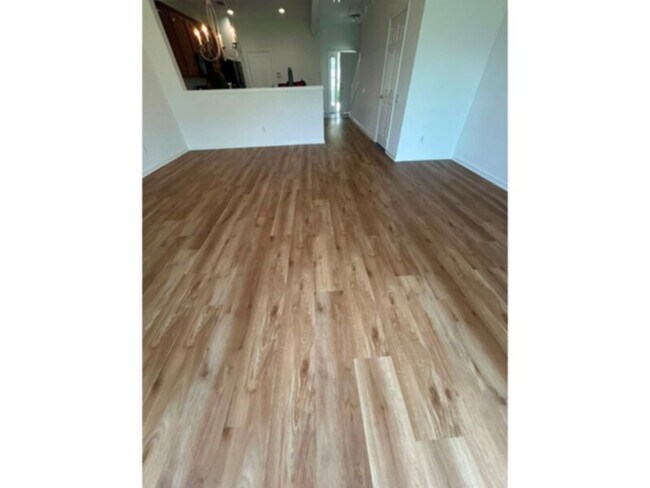 Building Photo - 3 bed 2.5 bath townhome with 1 car garage