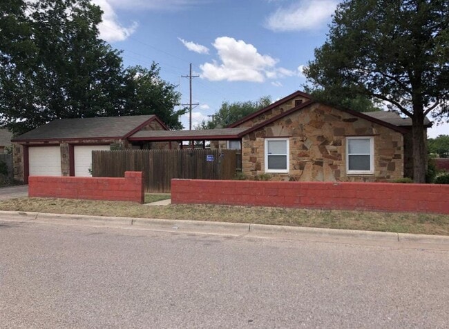 Building Photo - 4 Bedroom 3 Bath