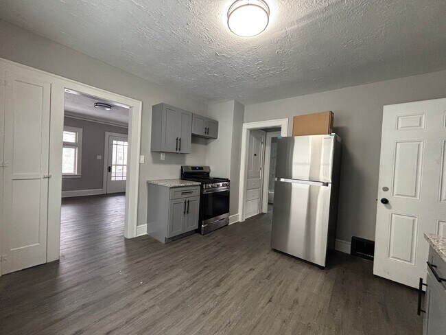 Building Photo - 64th,E.4072