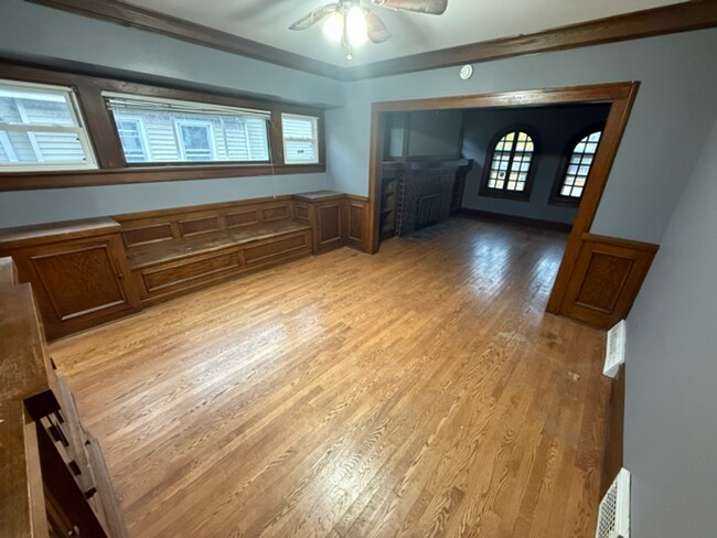 Foto del edificio - ? Updated 4BR/2BA Single-Family Home — Garage Parking, Water & Lawn Care Included ?