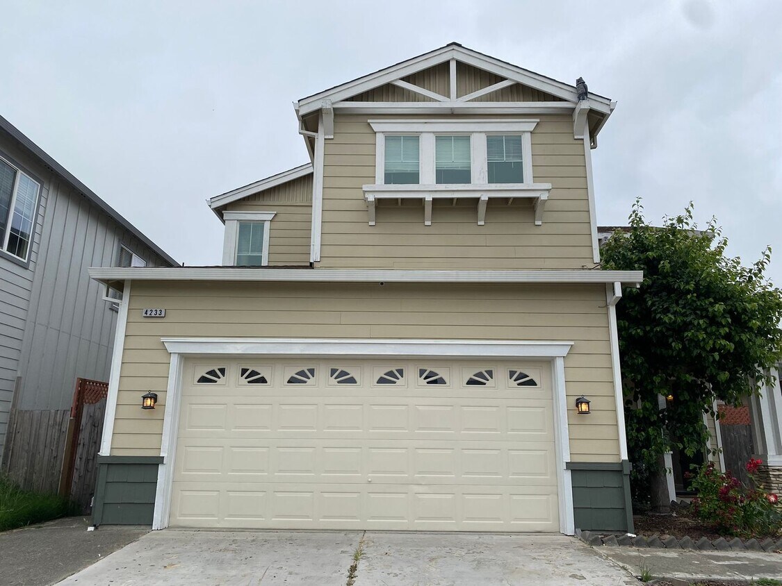 Foto principal - 3 Bedroom Home in SW Santa Rosa