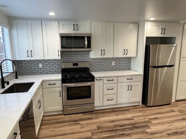 Foto del edificio - Newly remodeled attached house - 1/2 Off F...