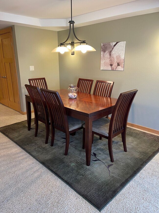 Building Photo - Beacon Pointe Condominium! Stunning furnis...