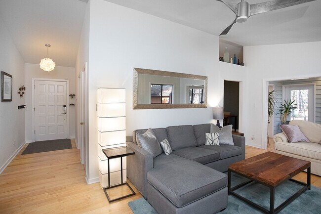 Foto del edificio - Gorgeous 3 Bedroom House - 1 mile to Downtown Carrboro!