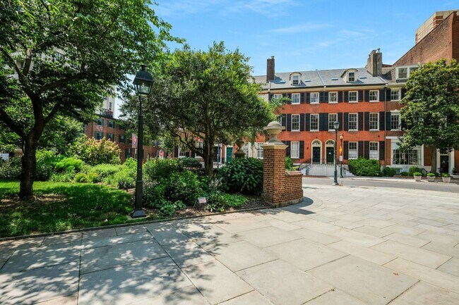 Foto del edificio - 704 S Washington Sq
