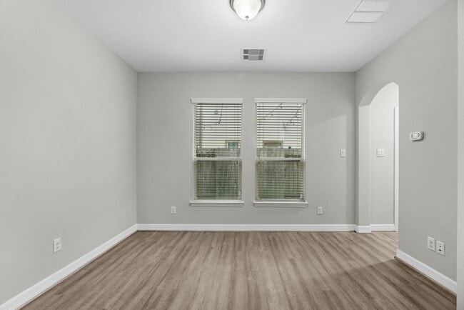 Building Photo - 458 N Live Oak St