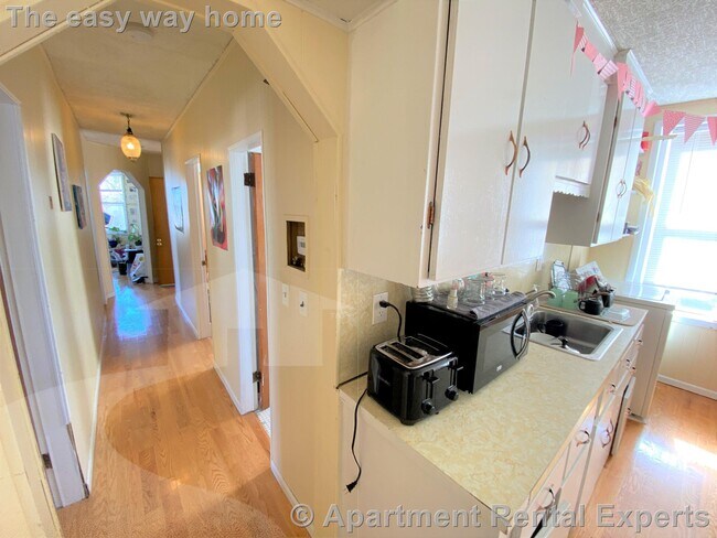 Building Photo - Somerville/Teele Square 4 Bedroom - 5 Mins...