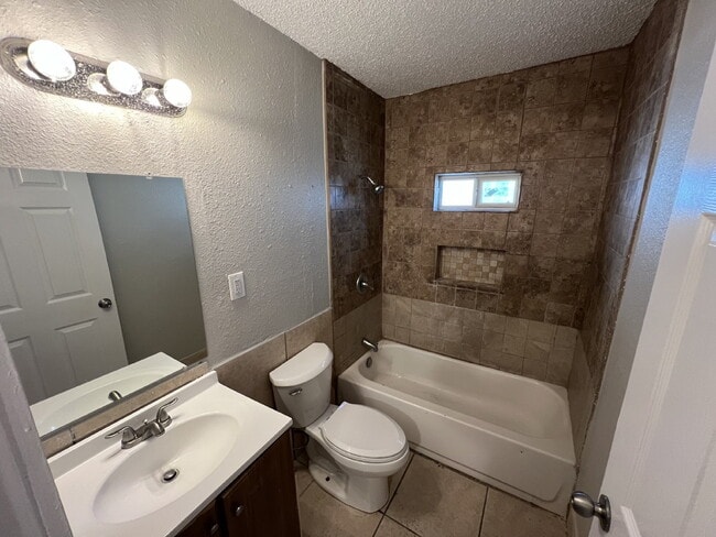 Building Photo - Two Bed/1 Bath, Close to Downtown