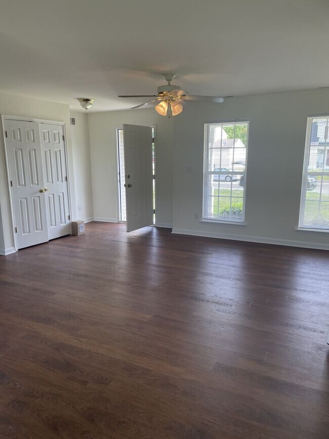 Foto del edificio - On a quiet cul-de-sac