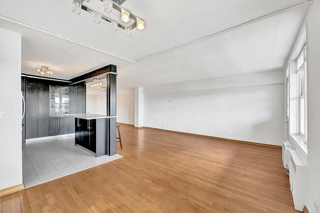 Foto del edificio - 1625 Emmons Ave