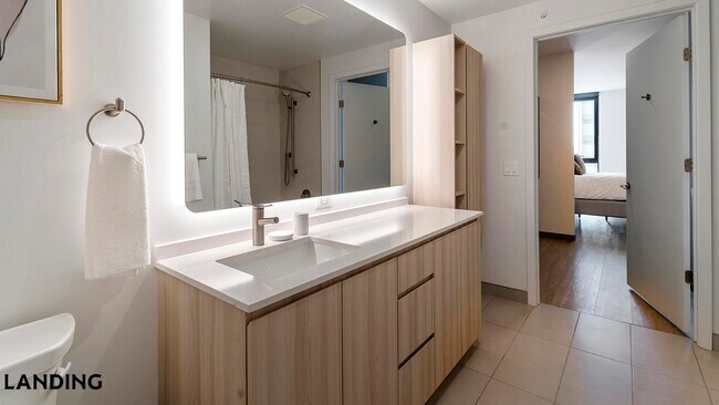 Building Photo - 513 S Damen Ave