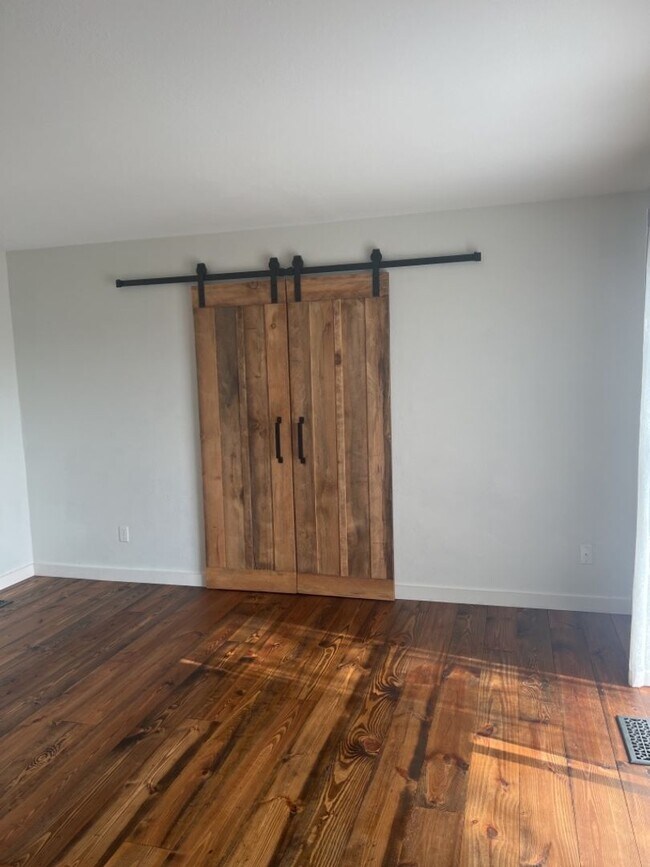 Building Photo - Introducing a stunning 4 bedroom, 2 bath r...