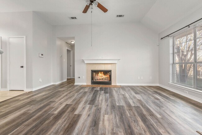 Building Photo - FALL 2024 PRE-LEASE 4bed/2bath House Close...