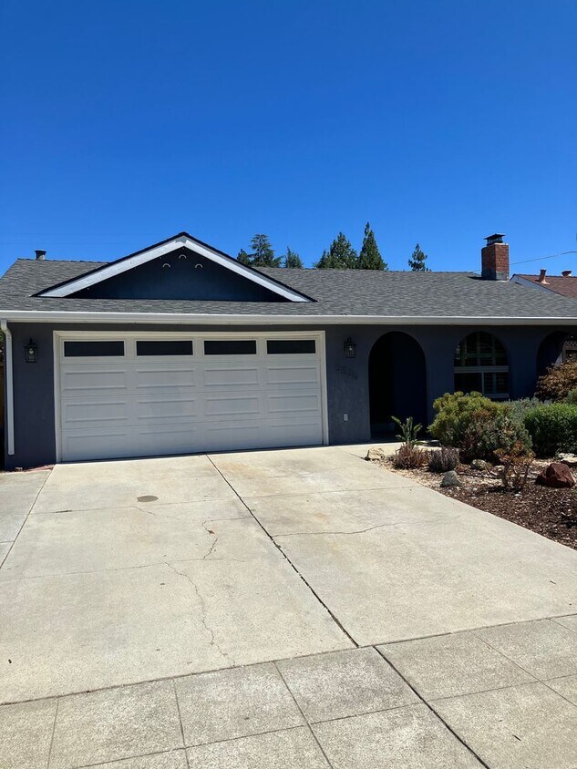 Primary Photo - Nicely Updated 4-Bedroom House With Nice B...