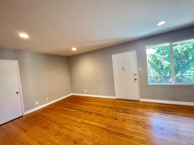 Foto del edificio - 966 Elden Ave