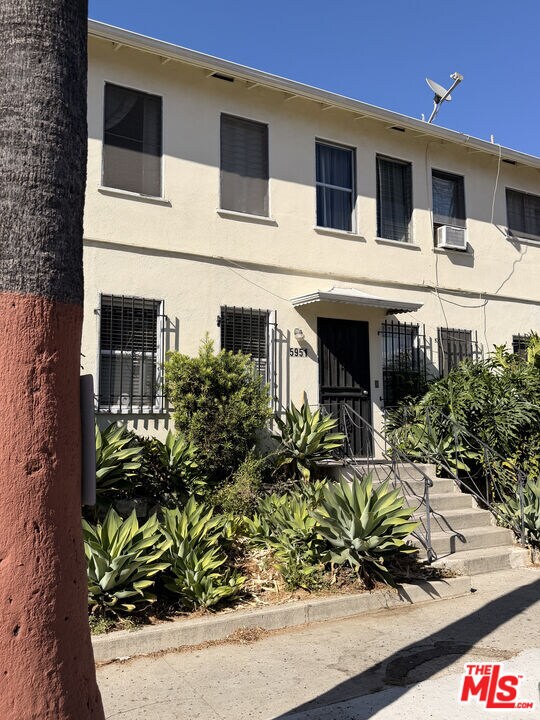 Foto del edificio - 5951 Carlton Way