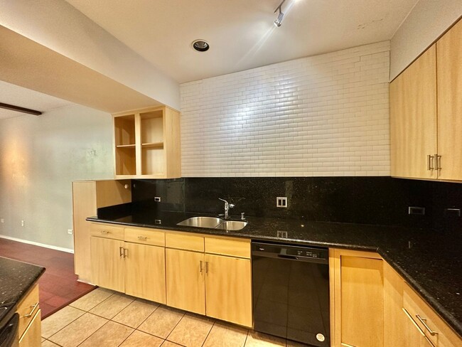 Building Photo - Luxury 2 Bed/2.5 Bath 2 Story Townhouse in...