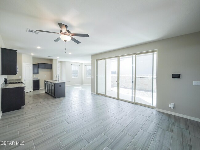 Foto del edificio - 14655 Pebble Hills Blvd