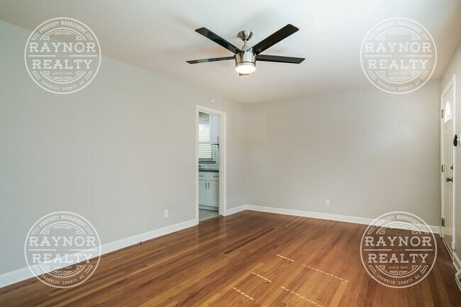 Building Photo - Solid single floor living near downtown Du...