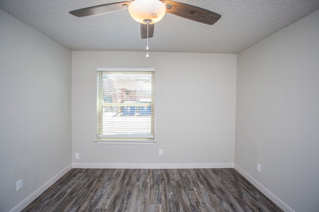 Building Photo - Saddlewood Apartments