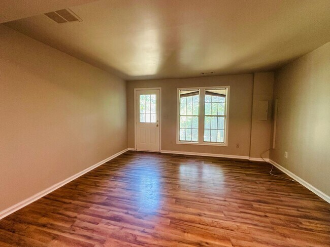 Building Photo - 656 Lex Dr