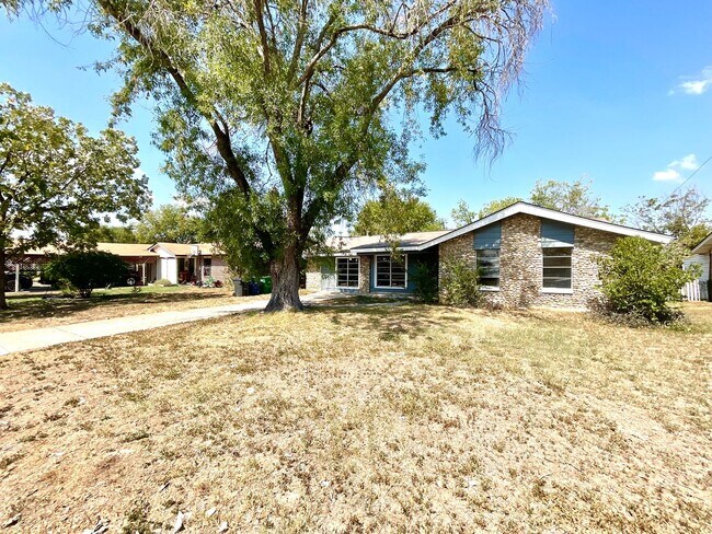 Building Photo - Spacious 4-Bedroom Home with Huge Backyard in San Antonio