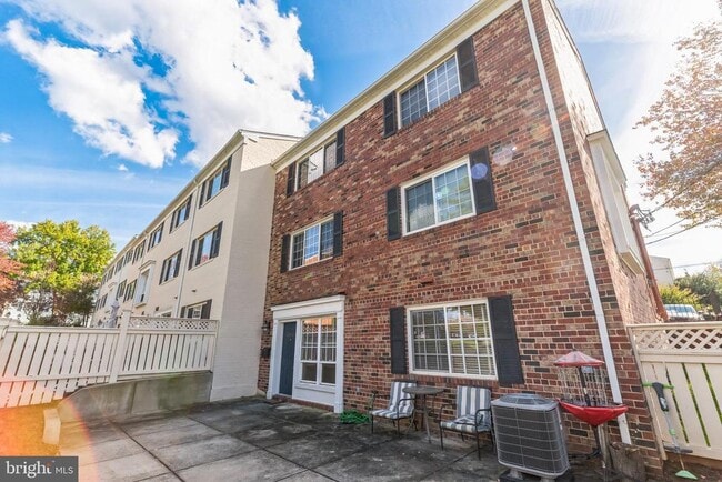 Foto del edificio - 1601 N Van Dorn St