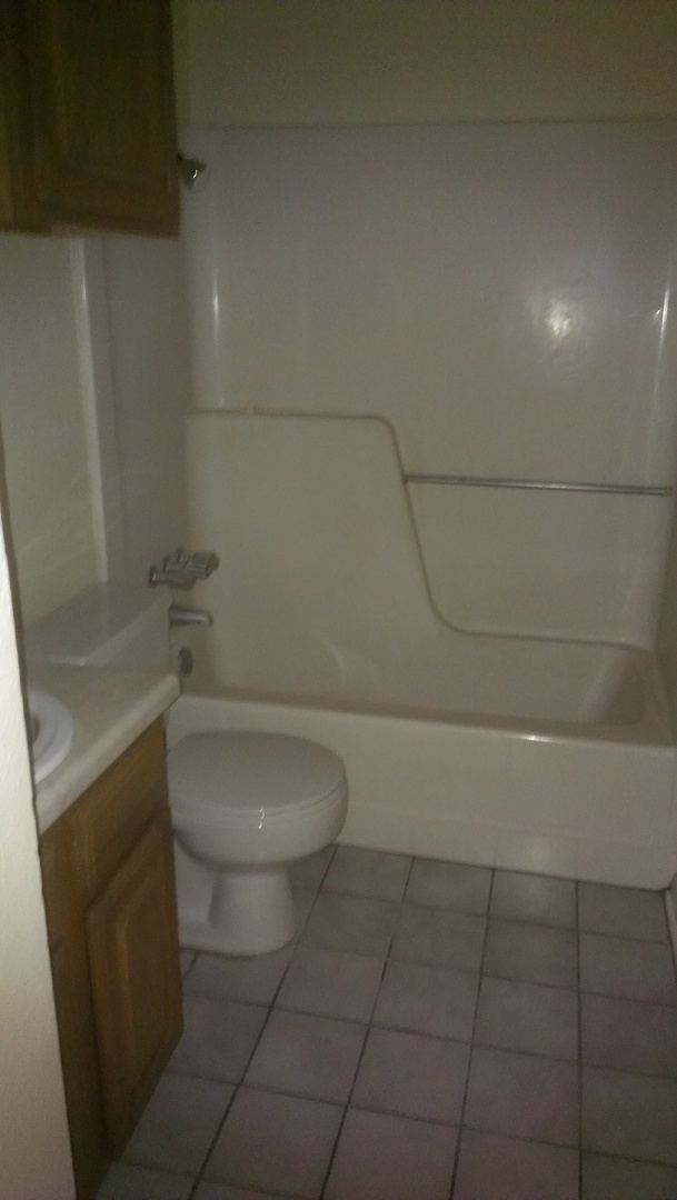 Building Photo - 3 bed, 2 bath with a 2 car garage home in ...