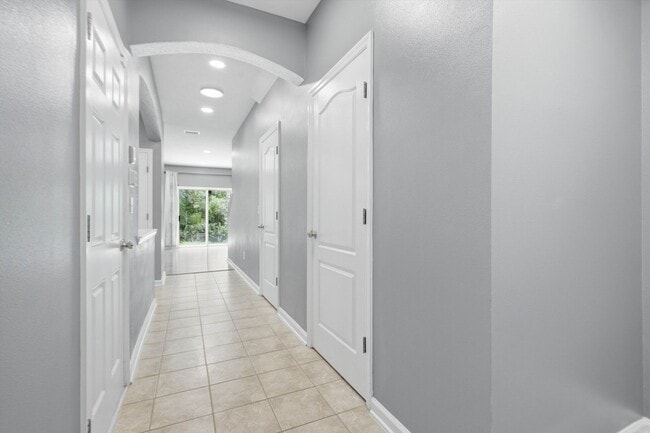 Building Photo - Beautiful TownHome