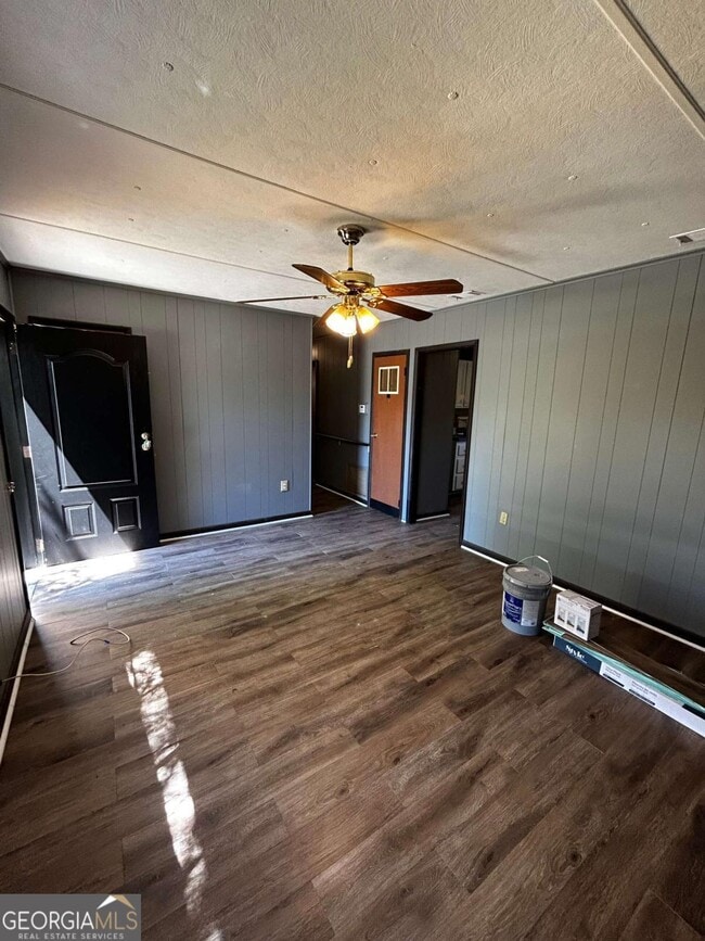 Building Photo - 2891 Village Green Dr