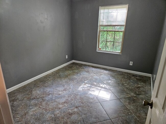 Building Photo - *Knoxville 37917 - FIVE bedroom, 2 bath newly remodeled home - Call Brad Croisdale (865) 805-9964