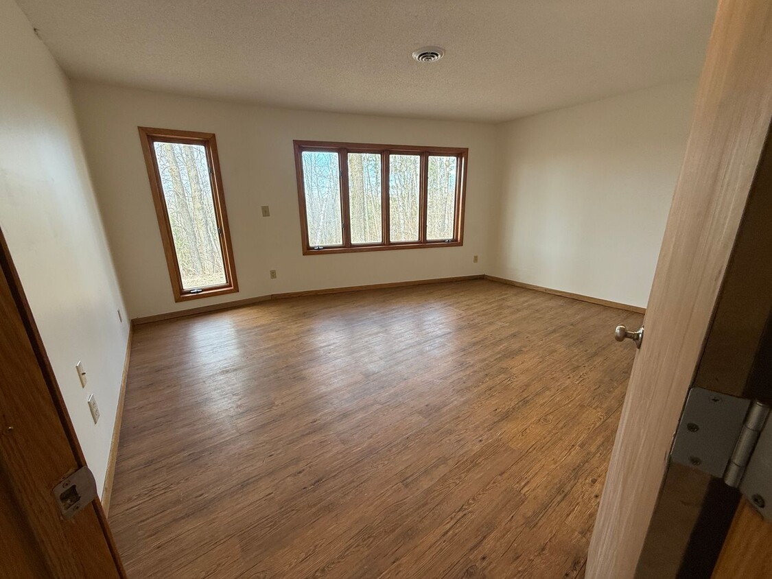 Building Photo - Beautiful 3 Bedroom Home on Rice Lake