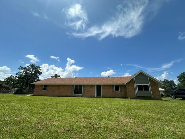 Foto del edificio - 805 Mead Rd