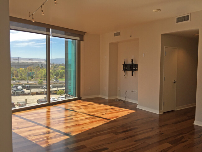 Building Photo - Gorgeous 2 Bedroom Condo with Fantastic Vi...