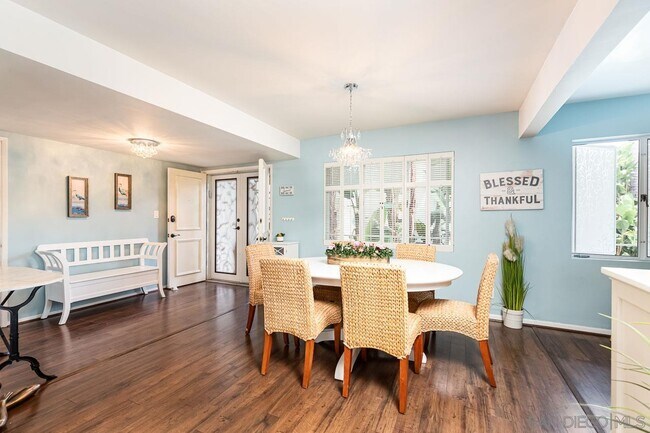Foto del edificio - 2352 Torrey Pines Rd