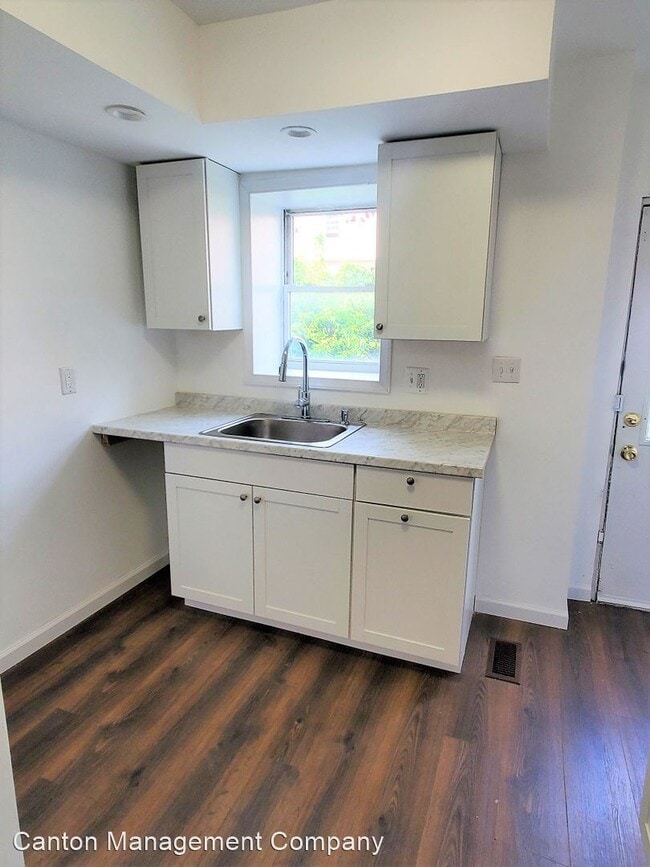 Building Photo - 2 br, 1 bath House - 2120 Division St.