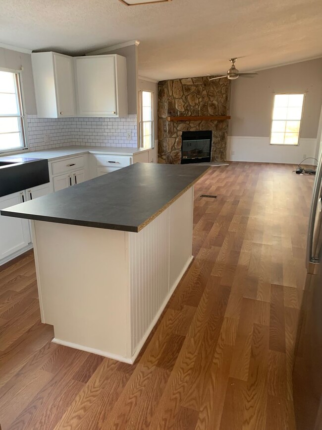 Building Photo - 3 Bedroom 2 Bath Home
