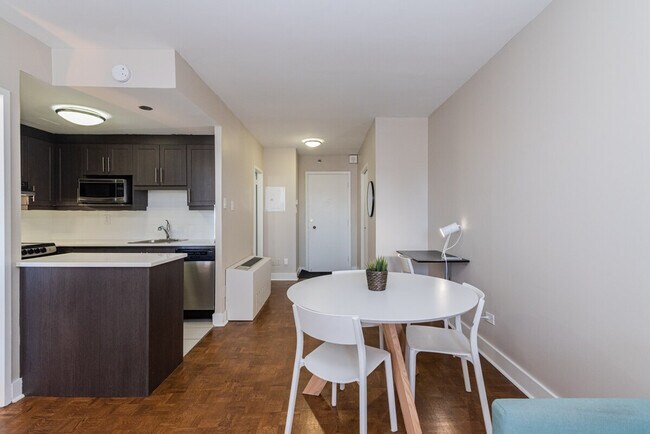 Building Photo - 1276 Av des Pins O