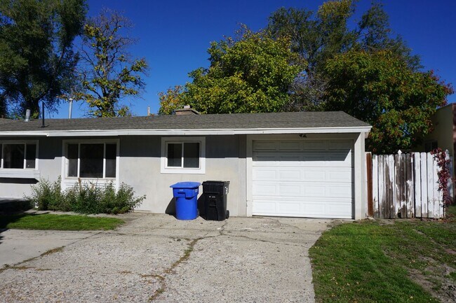 Building Photo - Holliday 4 Bedroom 2 1/2 Bath Pet Friendly...