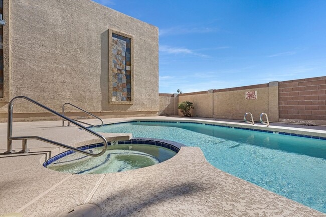 Foto del edificio - Upgraded Condo with Elegant Features and Convenient Location